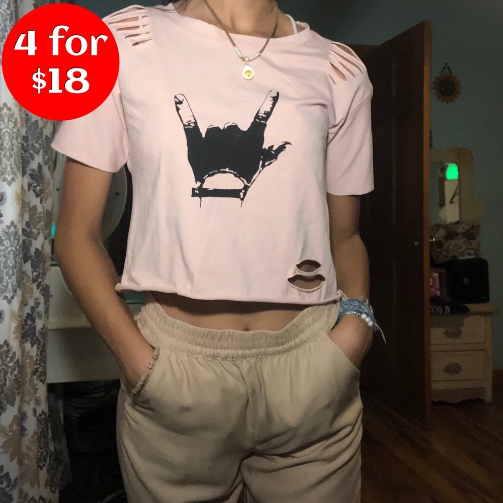 🔴SOLD🔴NWOT ROMWE Pink Hand-Horn Graphic Crop Top